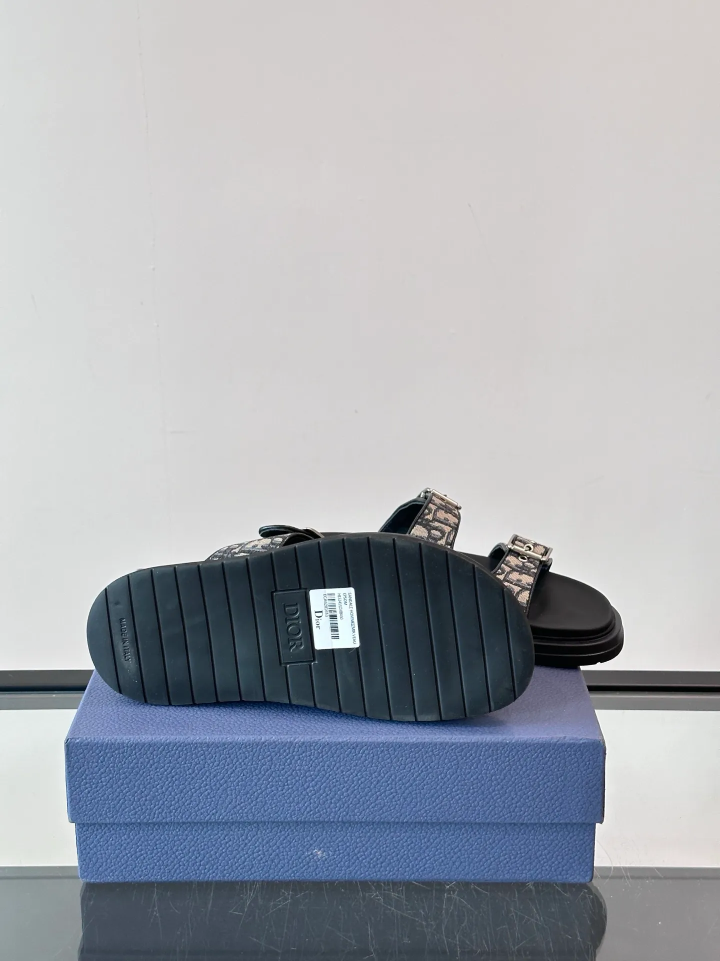 Factory price: 300💰Dior Aqua men's sandals and slippers. Showcasing Dior haute couture design. The Dior gray suede strap is accented with an aluminum Dior buckle for added style. Paired with a comfortable tonal notch sole, they pair easily with shorts or jeans for a sophisticated look. Main body: suede cow leather, technical fabric lining: cow leather, with adjustable straps, aluminum Dior buckle, Dior gray EVA insole, tonal notch rubber outsole splicing structure👌👌 size: 38-44 (45.46 customized)
